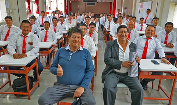 PROMOCIÓN 2000 CELEBRA A LO GRANDE EL 136° ANIVERSARIO DE LA I.E.E. MIGUEL GRAU DE ABANCAY